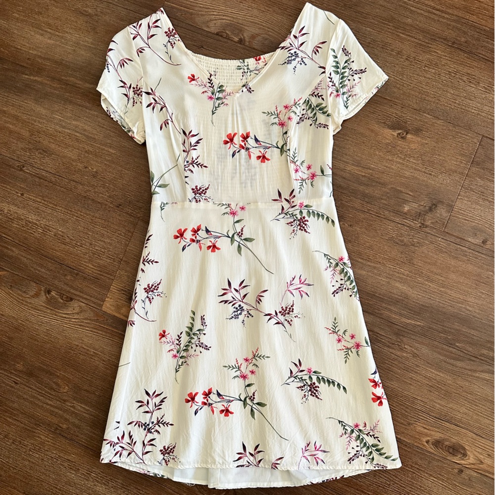 Beautiful old navy summer dress!! Worn once in perfect condition! Size Small.